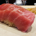 すしやのたい悟 - 中トロ　一貫を前にこれ見よがしは飛び跳ねて散り。