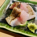 すしやのたい悟 - クロムツの炙り（東京都神津島）　山の上に神様がおわす嶋、海の中も恵まれて。ムツは、脂の乗りの良さを意味する「むつっこい」が語源ですって（鮨図鑑）。