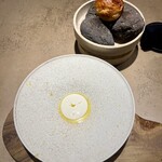 katecuore - ビシソワーズ　五島のミルクと塩　オリーブオイル　冷たいボールでひたすら混ぜているシェフ　料理の大変さも垣間見ることができます