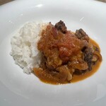 katecuore - ステーキ用の肉の周り　トマト　玉葱　スパイスのみ　味は濃すぎずシンプルでお肉の味が引き立つソース　お腹にもたれないですね