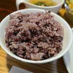 キッチン ブルー グローブ - 黒米大盛りのアップ