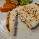 キッチン ブルー グローブ - メカジキのポワレをカット