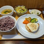 キッチン ブルー グローブ - メカジキのポワレ　クラムのジュ仕立てクリームチーズソース・ブルュレ