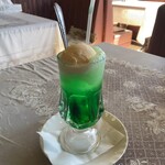 ドライブイン三陸 - 懐かしい感じがするクリームソーダ