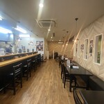 麺場 神徳 - テーブル席