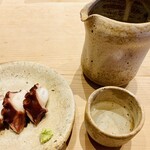 すしやのたい悟 - タコの塩煮　山葵　尊いコントラスト。これからもっと手に馴染む、そんなつもりになれる酒器。
