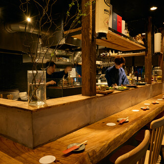 デートや語らいに◎囲炉裏を眺めて会話が弾む、カウンター席