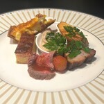 イタリアン チャイナバル村塾 - ★前菜★
      シェフのおすすめ前菜盛り合わせ
      ・チャーシューバラ
      ・ミニトマト桂花陳酒漬け
      ・蒸し鶏　ネギ生姜ソース
      ・さつまいもフリッタータ
      ・オニオンマドレーヌ
      ・キッシュロレーヌ
      ・ローストビーフ