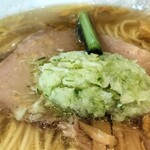 ラー麺専門店 こしがや - チャーシューと青菜、みじん切りのネギ