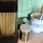 ラー麺専門店 こしがや - 卓上の調味料など