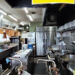 ラー麺専門店 こしがや - ピカピカに磨き上げられた厨房