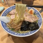 青葉 - 喉越しのいい中太麺