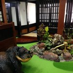 札幌かに本家 - 内観写真:木彫の大きなくまが皆様をお出迎えいたします。