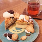 ハナツムリ - 【2024.11】栗のクランブルタルト・バニラアイス添え(税込748円)、スイートポテトのチーズケーキ(税込616円)