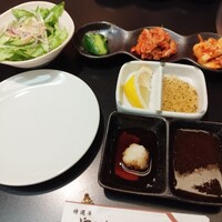 肉の山本 - キムチ盛合せとサラダ