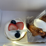 パティスリー ハシヤ - アップルパイにクリームがのってさらに美味しい