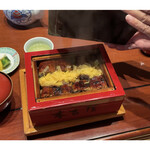 元祖 本吉屋 - 蓋を開けると湯気が立ち上ります。