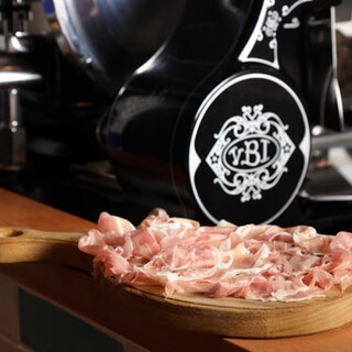 極薄でフワフワの食感♪最高食感の『プロシュート』は必食