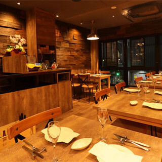 こだわりのインテリアやBGMで異国のバル気分♪フロア貸切可◎