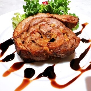 ピッツァ以外にも冷菜、温菜、お肉料理も色々あります！