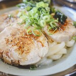 ヨコクラうどん - 鶏チャー葱炙油うどん