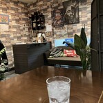 チャイナバル　BIGUP！ - テーブル席から店内入口付近を