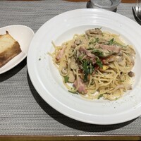 トラットリア イル レガーロ - ベーコンと色々きのこのスパゲッティ,フォカッチャ トラットリア イル レガーロ - ベーコンと色々きのこのスパゲッティ,フォカッチャ