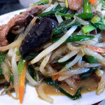 龍華園 - 味は醤油ベースのようで、昔から食べている町中華のニラレバですね。