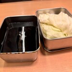 串カツ あらた - ソースとキャベツ