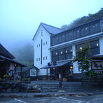 明礬 湯の里 - あいにくの曇り空ですが、雰囲気は一段と出てます。
