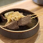 京出汁おでんと旬菜天ぷら 鳥居くぐり 池袋店 - 牛タン串 炙り香味野菜のせ