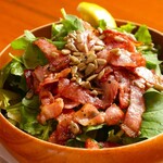 イルキャンティ・エスト - ベーコンソテーとひまわりの種のサラダ