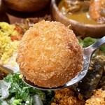 シナモンガーデン 関内店 - カレー3種類おもてなしプレート サバのコロッケ