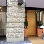 ル・ヴァンテール - ビルの入り口とは別に南向きの入り口があります