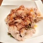 担々麺 錦城 - 「豚肉にんにくソース」の小盛り。
            
            にんにくの風味が強い中に旨味が！甘みも有るタレも掛かってて、食が進む！（≧∇≦）。