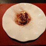 ベルエキップ - ◯栗きんとんのティラミス
      サクッとエアリーな菓子
      栗のペーストとチョコパウダー
      下にはコーヒー❔のアイスクリーム
      甘味の中にも
      チョコのほろ苦さがあり、美味しい