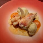 ベルエキップ - 瑞々しくプリップリッなオマールブルー
      オレンジ色の苦味感のある爽やかなソース
      何だか味わったことのある感覚なんだけど
      頭に何かが浮かんでこないのでシェフに尋ねてみたら
      グレープフルーツと人参のピューレ