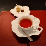 ベルエキップ - 小菓子と紅茶
      
      ◯紅茶
      香りと味わいの良い紅茶
      
      ◯小菓子
      甘味がシッカリ、こんがりと焼かれていさつまいもと
      
      柔らかいミニケーキには
      甘味の少ない酸味の感じるりんごが載せられていた