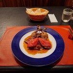 ベルエキップ - ◯フランス　ラカン産ピジョン(鴨）
      2時間程焼いてある
      下の方が胸肉、上の方がもも肉
      ソースは焼き汁に
      ニンニク、黒砂糖、焼いたトマトを入れた物
      下の方には香ばしく焼いた、薫香を付けた焼き茄子