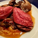 ベルエキップ - ピューレは鳩のものを合わせた物がしいてある
      下に行くほどコクがある
      今回の鳩は淡白なので、最初にお肉を食べて
      どんどんソースを付けてお召し上がり下さい
      との説明
      
      じんわりと続く旨味感の後味