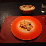 ベルエキップ - 究極のオマール
      最高のオマールであるオマールブルーに
      クリームソースを掛けられた
      
      尻尾はバターでポワレしただけ
      爪はブイヨンでポシェ、茹でただけとなります
      後はクリームソース