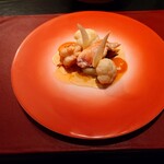 ベルエキップ - オマールをポワレした時に出た
      色のついたオマールのバターがとても美味しいです
      合わせたのがアミエビ、海老のパンになります
      先ずは箸で蟹爪を頬張って下さい
      との説明