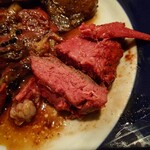 ベルエキップ - 鳩肉を食べてみると
      ジビエ肉を食べているような肉のアロマを感じる
      じゅんわりと野趣ある鳩の味わいが
      怒涛の如く押し寄せてくる