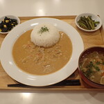 トーコーキッチン - クリーミーレッドカレー 副菜二品、豚汁