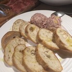 クラフトビール×肉 GRILL屋 吉祥寺店 - バゲットとコンビーフのパテ