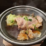 秋田川反漁屋酒場 - これがお通しの肉鍋、この後に豆腐がきます