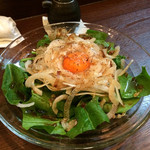 和風ダイニングきらり - 府中産 朝採れほうれん草と新玉ねぎのサラダ
      ほうれん草が新鮮でシャキッとしてます。