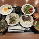 天然温泉 紺碧の湯 ドーミーイン高知 - 朝食ビュッフェ一例　鰹のタタキタレ&塩、鰹飯 etc.