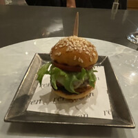 蓮 - 蓮バーガー（一口サイズです）。