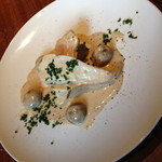 ラ・ピッチョリー・ドゥ・ルル - ランチコース（２，０００円＋税）のメイン「鶏のフリカッセ」若鶏を軽く炒めてから煮込み、生クリームを加えて白く仕上げます。２０１４年５月